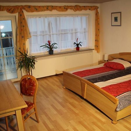 Ferienwohnung Mit 4 Schlafzimmer Fuer 2 Bis 9 Gaeste----Apartment With 4 Bedrooms For 2 To 9 Guests Nürnberg Exteriör bild