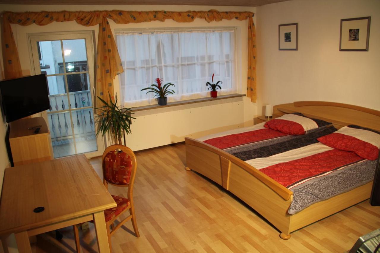 Ferienwohnung Mit 4 Schlafzimmer Fuer 2 Bis 9 Gaeste----Apartment With 4 Bedrooms For 2 To 9 Guests Nürnberg Exteriör bild