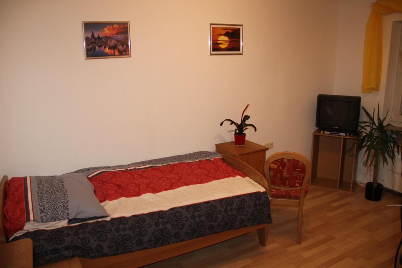 Ferienwohnung Mit 4 Schlafzimmer Fuer 2 Bis 9 Gaeste----Apartment With 4 Bedrooms For 2 To 9 Guests Nürnberg Exteriör bild
